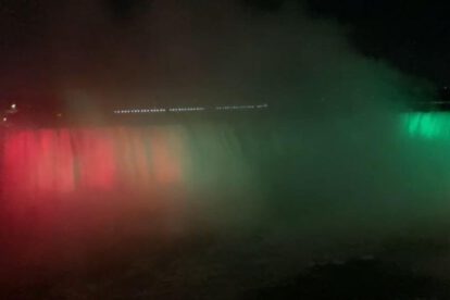 Cataratas del Niágara iluminadas con los colores de la Bandera de Bolivia