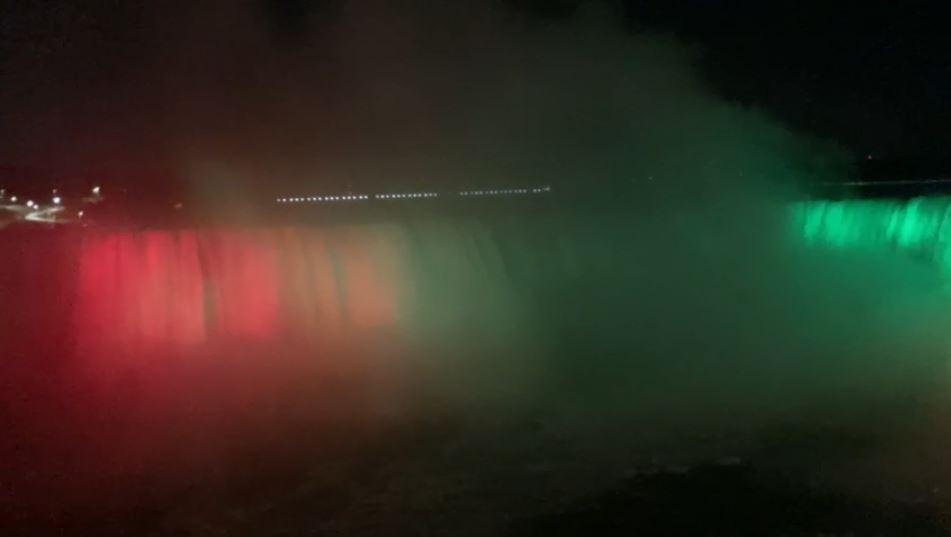 Cataratas del Niágara iluminadas con los colores de la Bandera de Bolivia