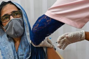 Una mujer de la India recibiendo la vacuna Janssen contra el Covid-19