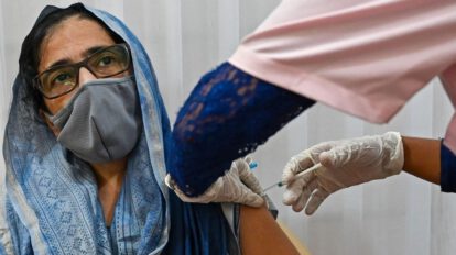 Una mujer de la India recibiendo la vacuna Janssen contra el Covid-19