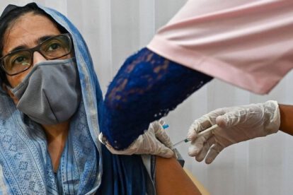 Una mujer de la India recibiendo la vacuna Janssen contra el Covid-19