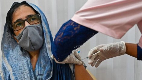 Una mujer de la India recibiendo la vacuna Janssen contra el Covid-19