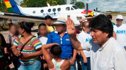 Evo Morales en avioneta ambulancia