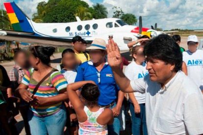 Evo Morales en avioneta ambulancia