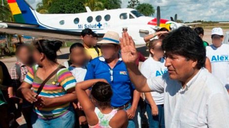 Evo Morales en avioneta ambulancia