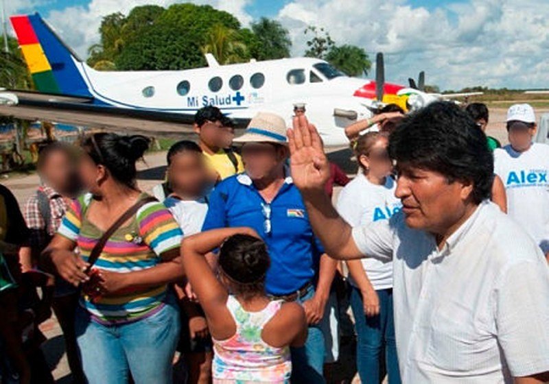 Evo Morales en avioneta ambulancia