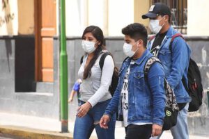 Estudiantes usando barbijos debido al Covid-19 en clases semipresenciales en la UMSS