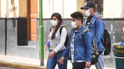 Estudiantes usando barbijos debido al Covid-19 en clases semipresenciales en la UMSS