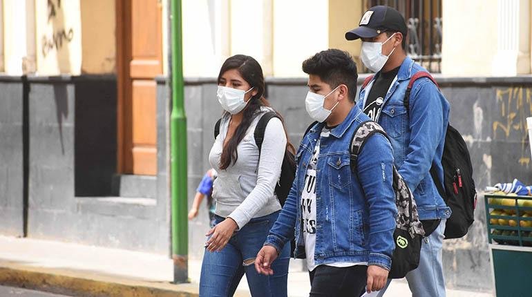 Estudiantes usando barbijos debido al Covid-19 en clases semipresenciales en la UMSS