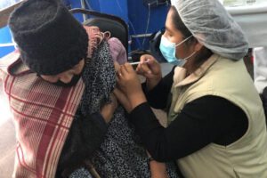 Adulto mayor recibiendo la dosis contra el Covid-19