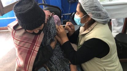 Adulto mayor recibiendo la dosis contra el Covid-19
