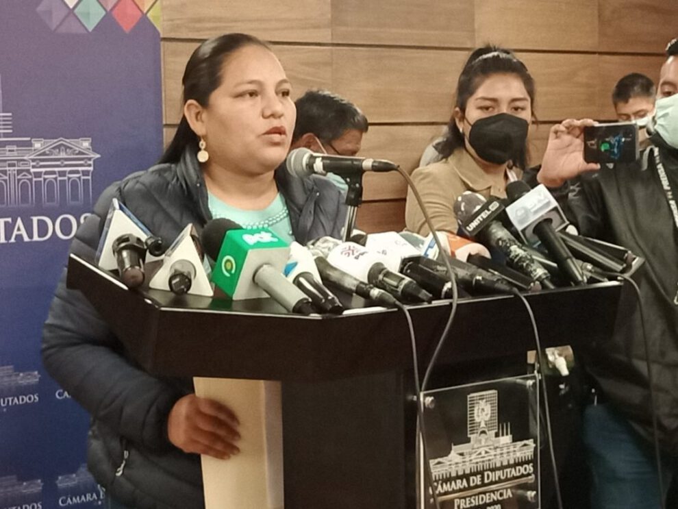 Suspensión de legisladores opositores por el MAS