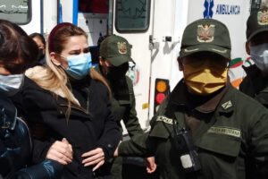 Jeanine Añez es llevada de emergencia al Hospital del Tórax