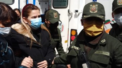 Jeanine Añez es llevada de emergencia al Hospital del Tórax
