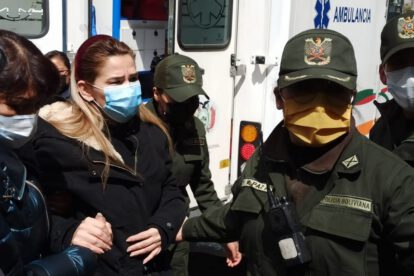 Jeanine Añez es llevada de emergencia al Hospital del Tórax