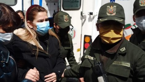 Jeanine Añez es llevada de emergencia al Hospital del Tórax
