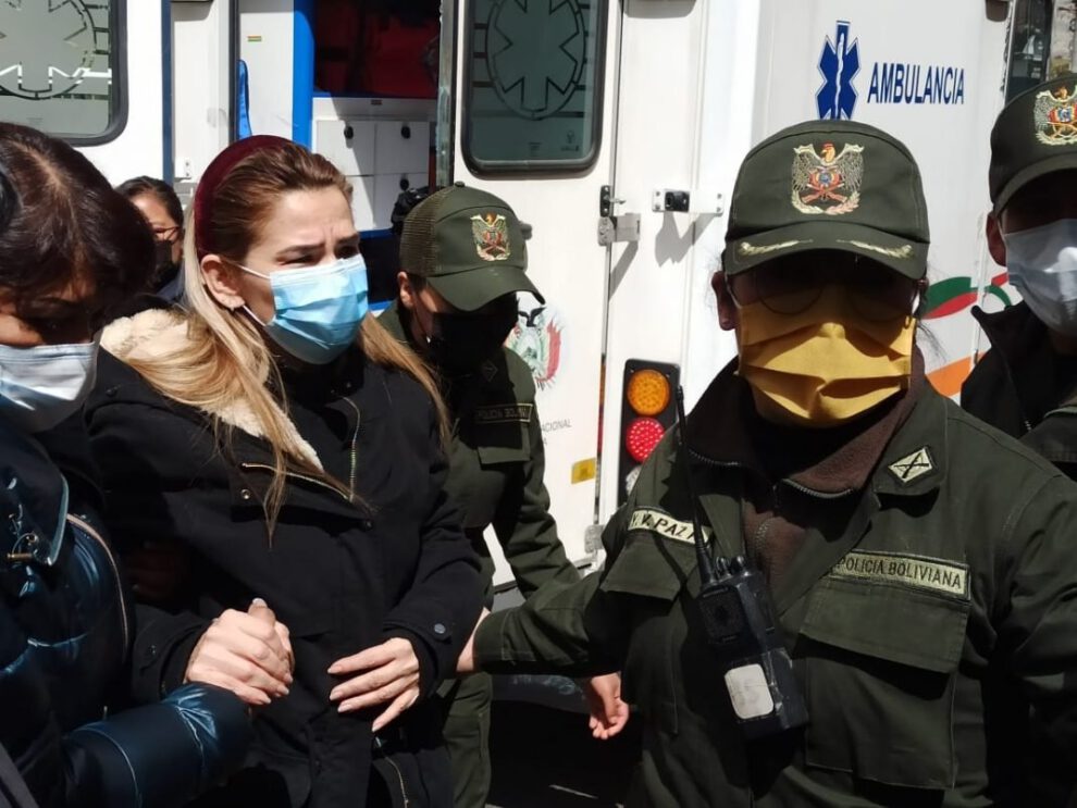 Jeanine Añez es llevada de emergencia al Hospital del Tórax