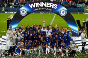 Chelsea campeón Supercopa de Europa celebrando con el trofeo