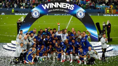 Chelsea campeón Supercopa de Europa celebrando con el trofeo