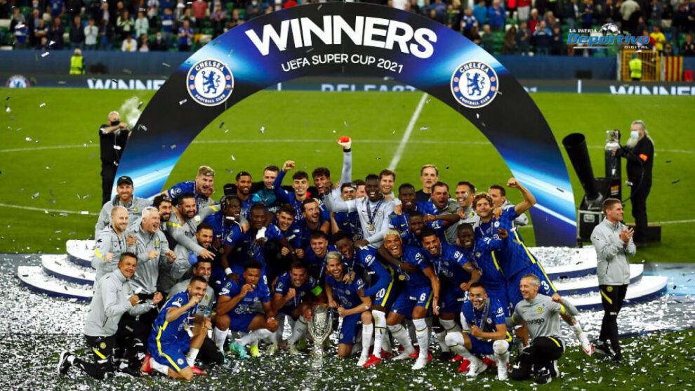 Chelsea campeón Supercopa de Europa celebrando con el trofeo