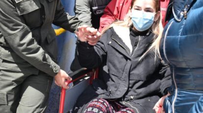 Jeanine Añez en traslado al Hospital del Tórax