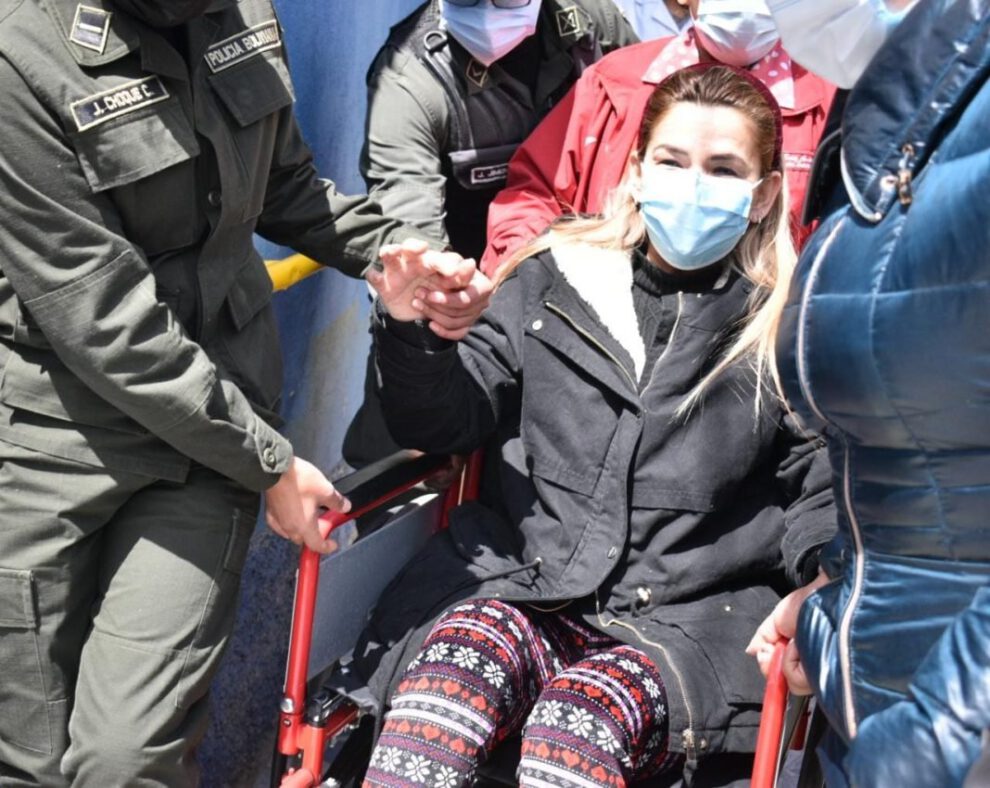 Jeanine Añez en traslado al Hospital del Tórax