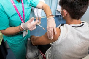 Niño recibe la vacuna contra el Covid-19