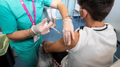 Niño recibe la vacuna contra el Covid-19