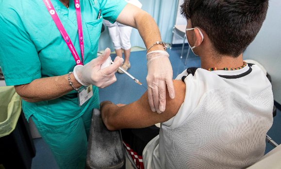 Niño recibe la vacuna contra el Covid-19