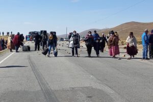 Bloqueo carretera La Paz-Oruro por la federación de trabajadores agrarios