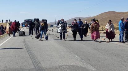 Bloqueo carretera La Paz-Oruro por la federación de trabajadores agrarios