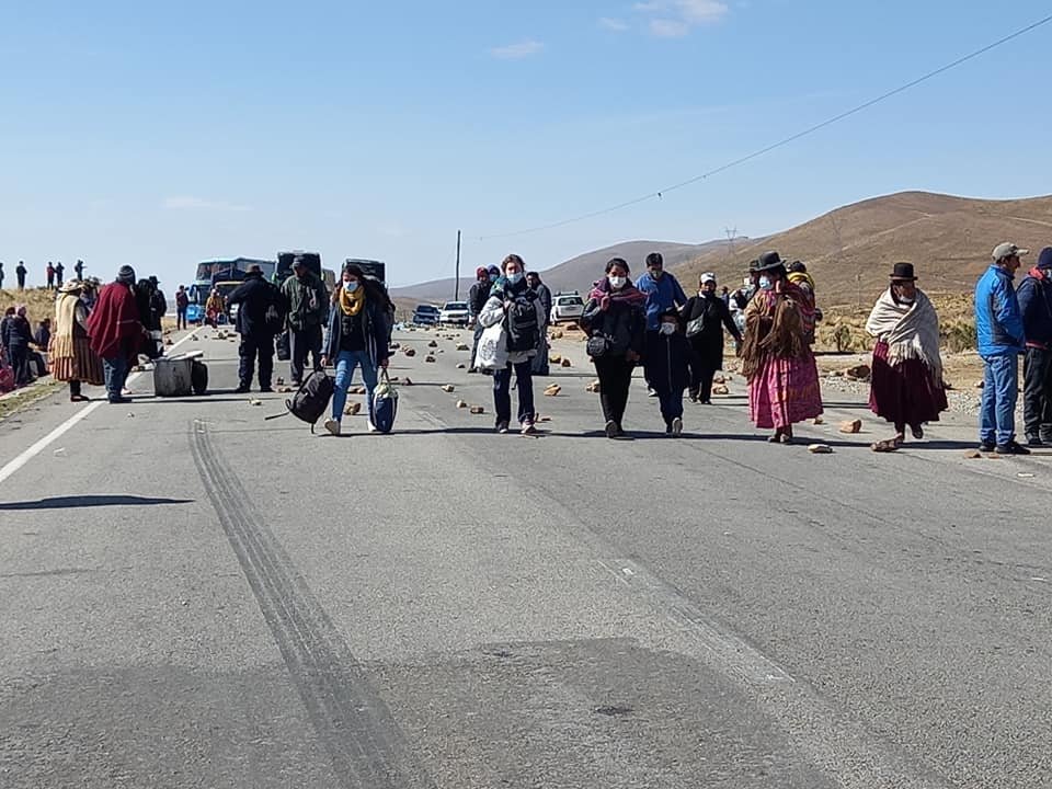Bloqueo carretera La Paz-Oruro por la federación de trabajadores agrarios
