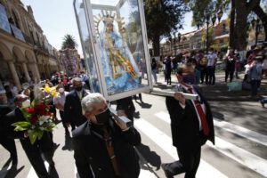 Cientos de peregrinos piden trabajo, salud y unidad a la Virgen de Urkupiña