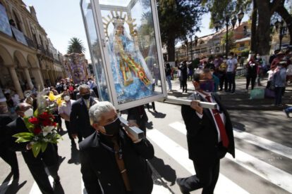 Cientos de peregrinos piden trabajo, salud y unidad a la Virgen de Urkupiña