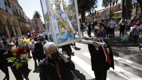 Cientos de peregrinos piden trabajo, salud y unidad a la Virgen de Urkupiña