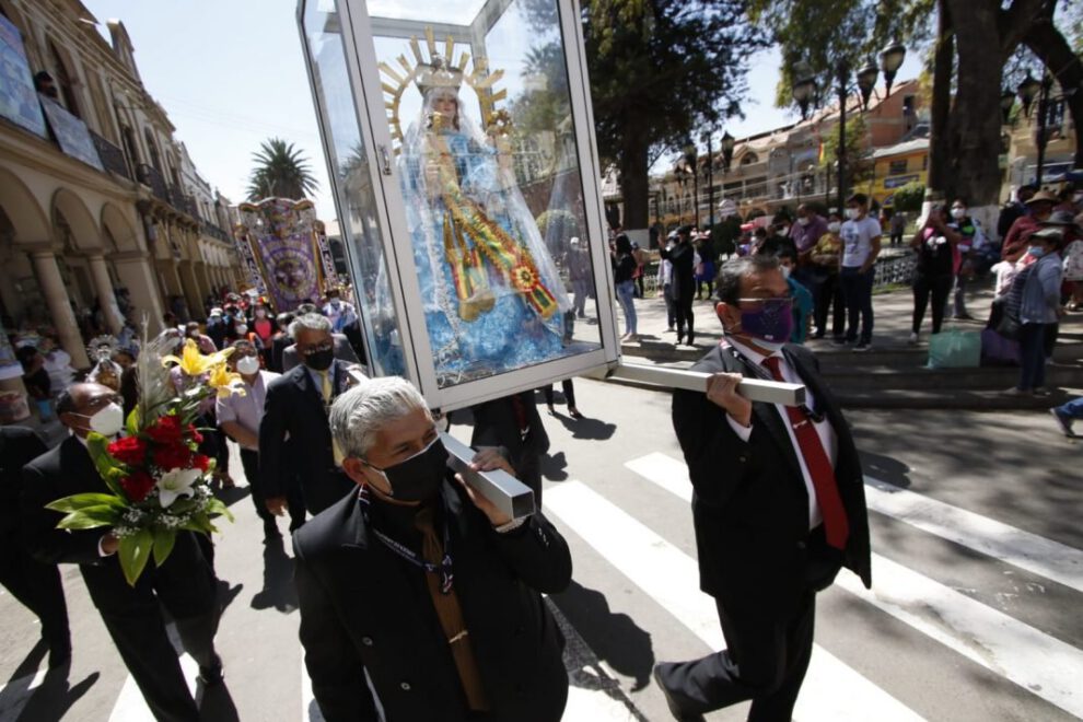 Cientos de peregrinos piden trabajo, salud y unidad a la Virgen de Urkupiña