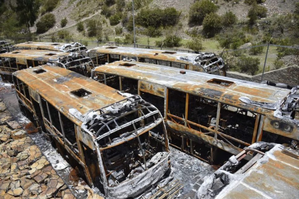 Inspección técnica en garajes de buses PumaKatari quemados