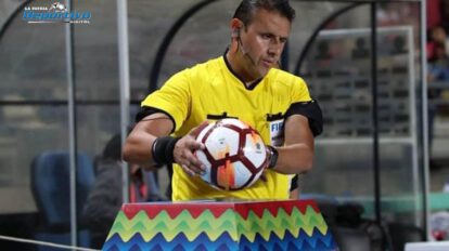 Gery Vargas árbitro dirigiendo en la Liga de Arabia Saudita