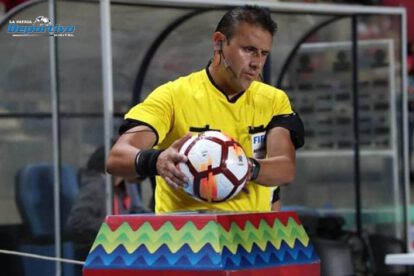 Gery Vargas árbitro dirigiendo en la Liga de Arabia Saudita