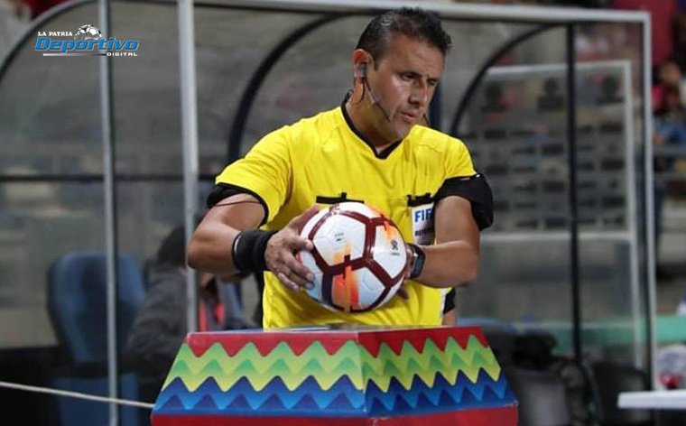 Gery Vargas árbitro dirigiendo en la Liga de Arabia Saudita