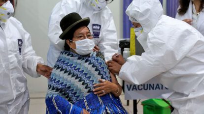 Boliviana recibe el inmunizante anticovid