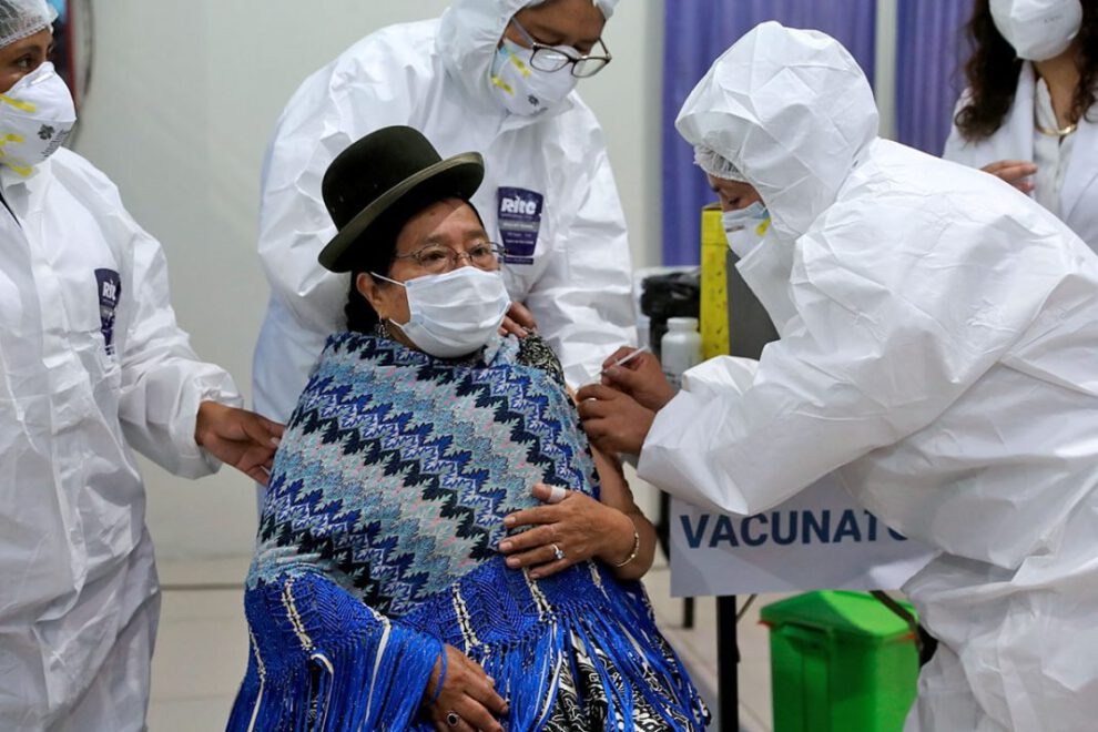 Boliviana recibe el inmunizante anticovid
