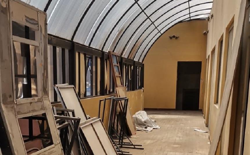 Obra no entregada en la Gobernación en mal estado
