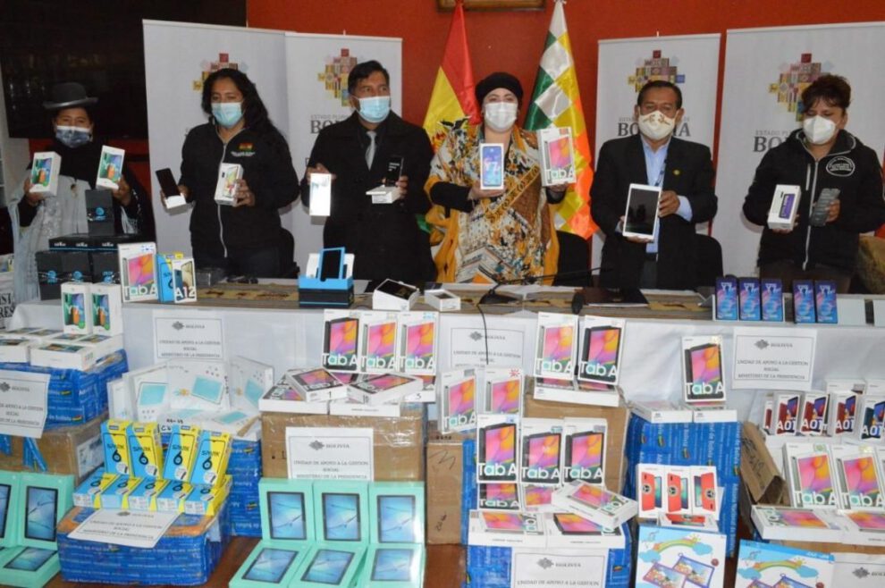 Celulares para estudiantes de escasos recursos en Oruro