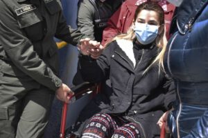 Jeanine Añez saliendo del Hospital de Torax