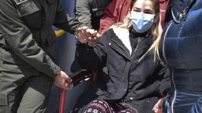 Jeanine Añez saliendo del Hospital de Torax