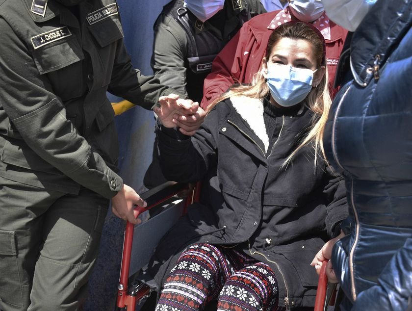 Jeanine Añez saliendo del Hospital de Torax