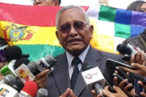 Víctor Hugo Cárdenas apoya a Camacho y Pumari