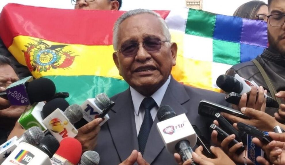 Víctor Hugo Cárdenas apoya a Camacho y Pumari