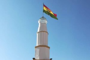 La Tricolor Nacional flameando en el Faro de Conchupata